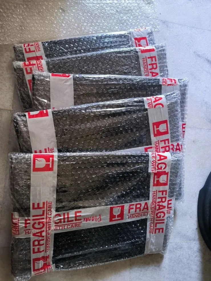 Lima bungkusan transkrip dibalut bubble wrap dan pelekat Fragile