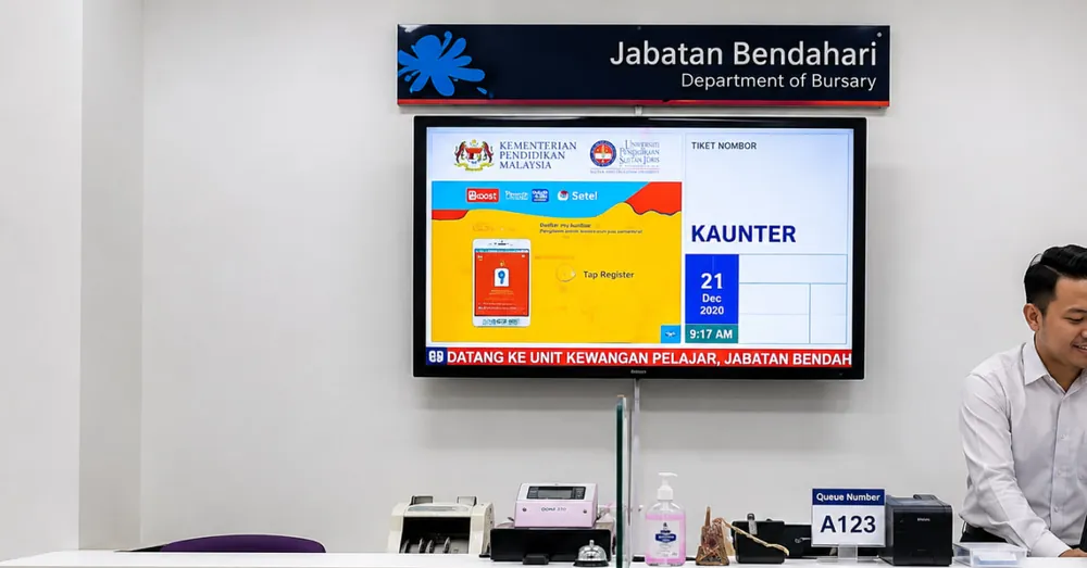 Kaunter Jabatan Bendahari UPSI dengan papan tanda dan paparan nombor tiket